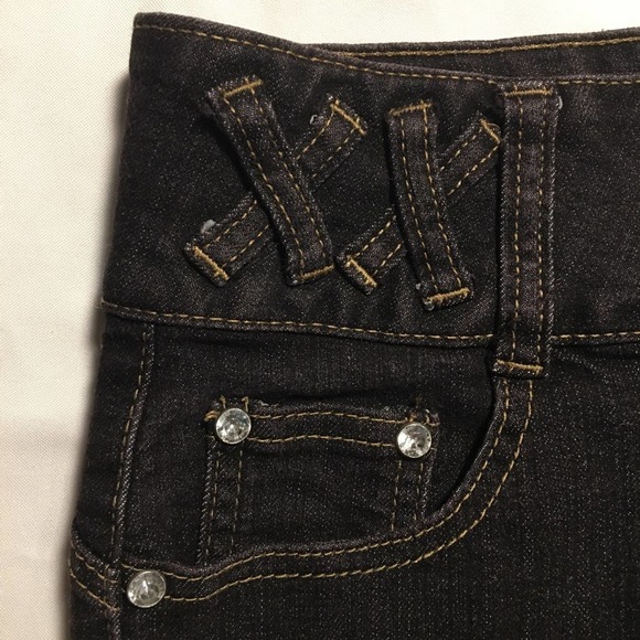 Alissa’s Jeans Highrise Cuff Stretch Denim Shorts - Picture 5 of 16